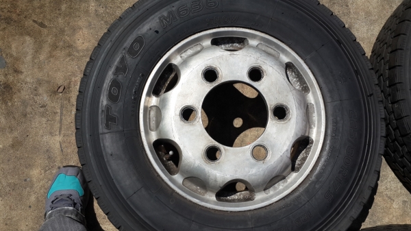 ** คู่ละ 9,500 ** ล้อมิเนียมญี่ปุ่นพร้อมยาง225 80R17.5  น๊อต6รู สวยพร้อมใช้งาน