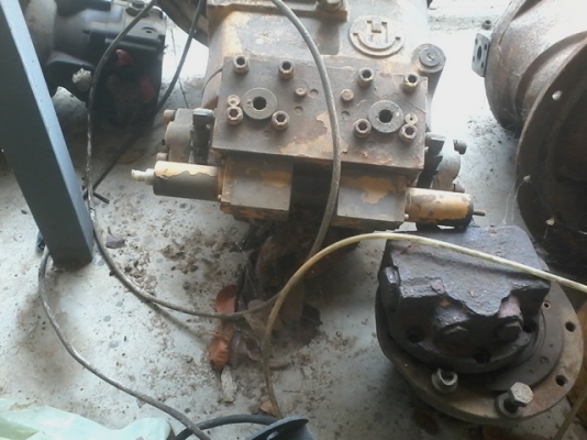 ขายปั้มไฮดรอลิด รถขุดขนาด100/120 ของเก่าจากนอก มี2ลูกให้เลือก   ขายราคาถูก 38,000 บาท