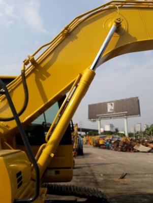 KOMATSU รุ่น PC 200-8N 1