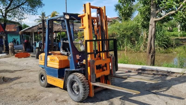 ขายด่วนรถยกดีเซล TOYOTAชั่วโม่งทำงาน น้อย 5FD25ยก2.5ตันเสาสูง3เมตรรถนอกนำเข้ายังไม่เคยใช้งานในเมืองไทยเลย