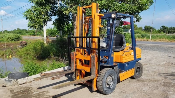 ขายด่วนรถยกดีเซล TOYOTAชั่วโม่งทำงาน น้อย 5FD25ยก2.5ตันเสาสูง3เมตรรถนอกนำเข้ายังไม่เคยใช้งานในเมืองไทยเลย