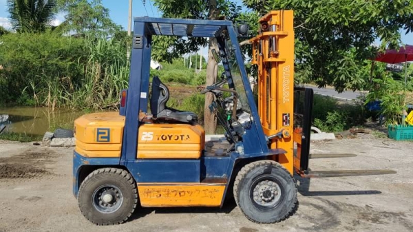 ขายด่วนรถยกดีเซล TOYOTAชั่วโม่งทำงาน น้อย 5FD25ยก2.5ตันเสาสูง3เมตรรถนอกนำเข้ายังไม่เคยใช้งานในเมืองไทยเลย