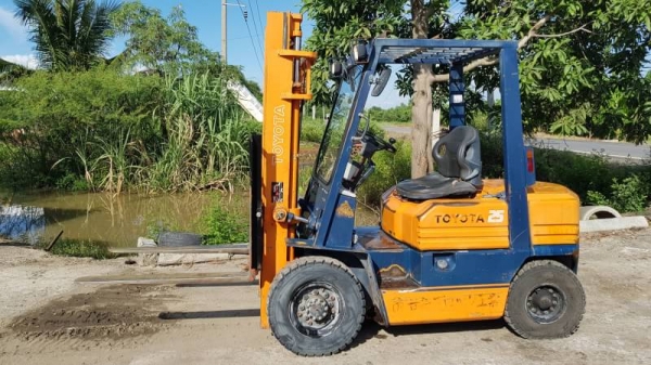 ขายด่วนรถยกดีเซล TOYOTAชั่วโม่งทำงาน น้อย 5FD25ยก2.5ตันเสาสูง3เมตรรถนอกนำเข้ายังไม่เคยใช้งานในเมืองไทยเลย