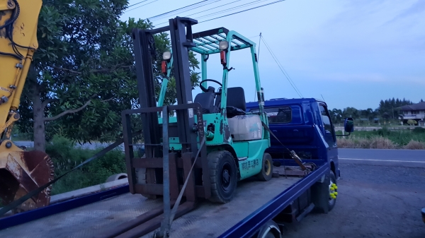 ขายด่วนรถยกดีเซลMITSUBISHI FD10-18 ยก1ตันเพาเวอรเกียออโต้เสาสูง3เมตรยกให้ดูของหนัก1ตันสบายๆๆจริงๆรถนอกนำเข้ายังไม่เคยใช้งานในเมืองไทยเลย