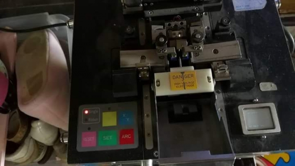 3ตัว 4,000 บ. ส่งฟรี083-2000058  LINE ID: line83292 ARC FUSION SPLICER เครื่องเชื่อมต่อชนสายใยแก้ว มีหลายฟังชั้น ต่อใช้ไฟได้ทั้งAC และ DC  มีหน้าจอเล็กบนเครื่องและต่อออกจอใหญ่ข้างนอกได้