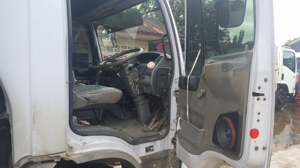 ขาย 6 ล้อ  HINO FC4J ปี42 ยาว5.5เมตร 140 แรงม้า หัวเดิมๆ แอร์เย็นๆ ราคา500000