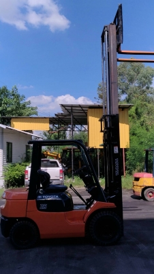 Toyota7 fd25ขนาด2.5ตัน เสาสูง4เมตร เกียร์ธรรมดา เครื่องยนต์ดีเซล2Z2 ยางตันใหม่4เส้น