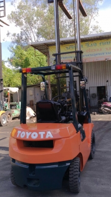 Toyota7 fd25ขนาด2.5ตัน เสาสูง4เมตร เกียร์ธรรมดา เครื่องยนต์ดีเซล2Z2 ยางตันใหม่4เส้น
