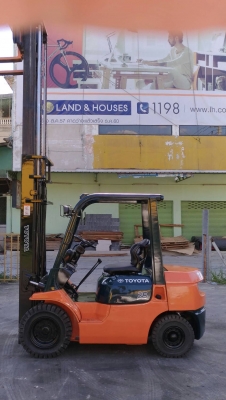 Toyota7 fd25ขนาด2.5ตัน เสาสูง4เมตร เกียร์ธรรมดา เครื่องยนต์ดีเซล2Z2 ยางตันใหม่4เส้น