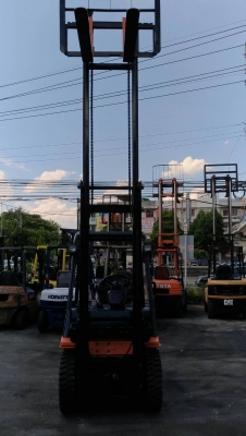 Toyota7 fd25ขนาด2.5ตัน เสาสูง4เมตร เกียร์ธรรมดา เครื่องยนต์ดีเซล2Z2 ยางตันใหม่4เส้น