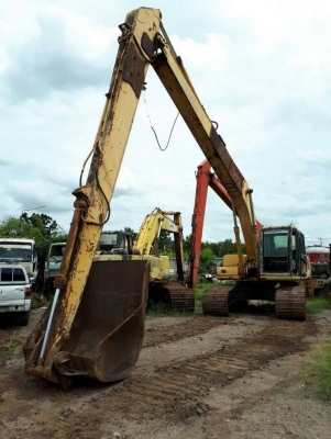 ขาย 765,000 KOMATSU  pc 200-6 บูมยาว 16 ม. ปี 2002   เครื่องดี ปั้มแรง โช่หนา เอวแน่น ไฟฟ้าครบเอกสารอินวอยท์ รถพร้อมใช้ รถอยู่ จ.ลพบุรี 090-772-3710 090-772-3708