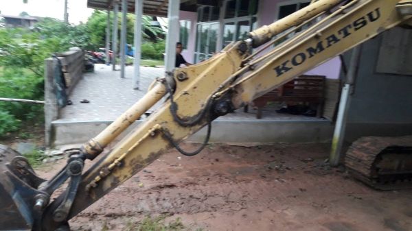 ขายKOMATSU PC 60-5 มีลายแย๊คสำหร้บติดหัวเจาะชื้อเก่านอกมา5ปี สภาพดีเดิม ตักใส่6ล้อวันล่ะ130เที่ยวสบายๆ เอกสารอินวอยมือเดียวอยู่ภาคอีสาน ราคา350,000บ. ไฟฟ้าครบ 9000 ชั่วโมง สนใจ 0835601591 หรือ 0903494058