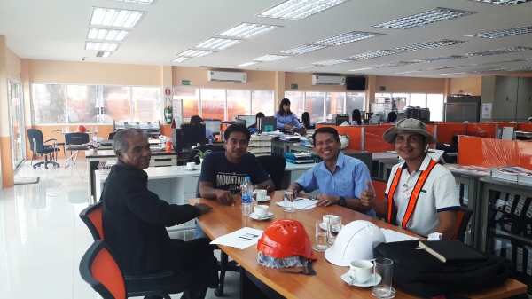 รถแบ็คโฮ KOMATSU PC200-7 ซีเรียล 8 หมื่น สภาพดีมาก จำนวน 2 คัน