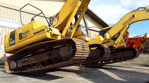 รถแบ็คโฮ KOMATSU PC200-7 ซีเรียล 8 หมื่น สภาพดีมาก จำนวน 2 คัน