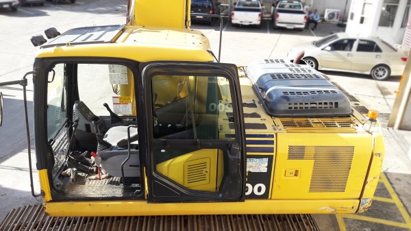 รถแบ็คโฮ KOMATSU PC200-7 ซีเรียล 8 หมื่น สภาพดีมาก จำนวน 2 คัน