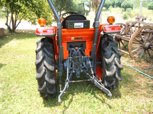 KUBOTA L3008 ติดใบมีดหน้าแบบคานบนและะผาน5ตราช้าง KUBOTA L3008 ติดใบมีดหน้าแบบคานบนและะผาน5ตราช้าง