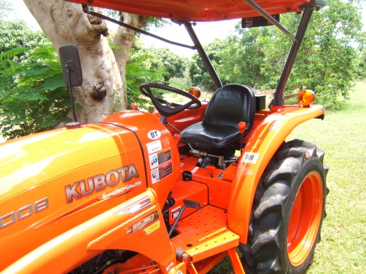 KUBOTA L3008 ติดใบมีดหน้าแบบคานบนและะผาน5ตราช้าง KUBOTA L3008 ติดใบมีดหน้าแบบคานบนและะผาน5ตราช้าง