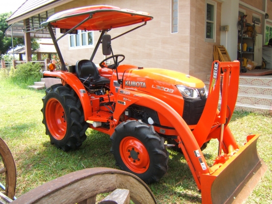 KUBOTA L3008 ติดใบมีดหน้าแบบคานบนและะผาน5ตราช้าง