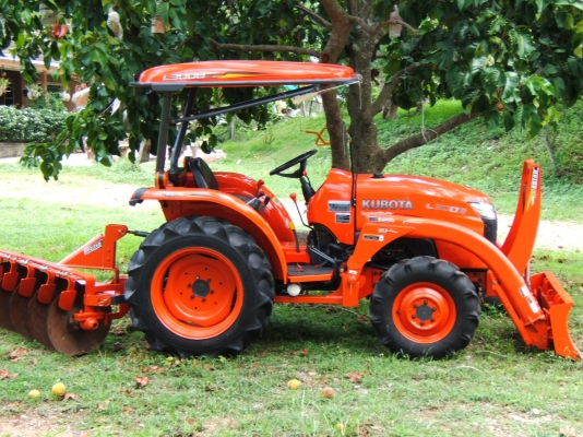 KUBOTA L3008 ติดใบมีดหน้าแบบคานบนและะผาน5ตราช้าง KUBOTA L3008 ติดใบมีดหน้าแบบคานบนและะผาน5ตราช้าง