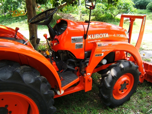 KUBOTA L3008 ติดใบมีดหน้าแบบคานบนและะผาน5ตราช้าง KUBOTA L3008 ติดใบมีดหน้าแบบคานบนและะผาน5ตราช้าง