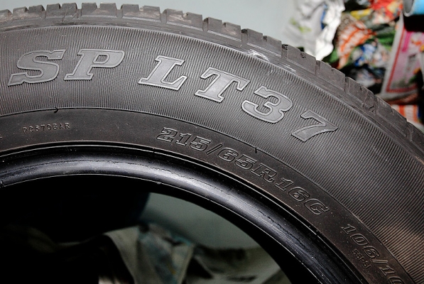 ปล่อยยาง Dunlop SP-LT37 ขนาด 215/65-16 สภาพนางฟ้าปี 2012
