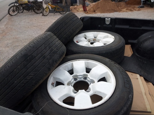 ขายแม็ก ขอบ15...6รู  พร้อมยาง 7500 บาท