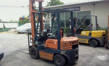 รถยกโตโยต้ารุ่น 5 น้ำหนักยก 1.5 ตัน เสาสูง 4 เมตร เครื่องดีเซล เกียร์ธรรมดา