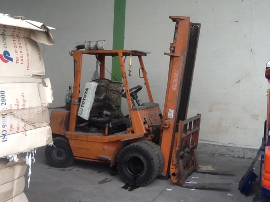 ฝากขายราคาถูกๆครับ รถยกโตโยต้ารุ่น 4 น้ำหนักยก 2.5 คัน เสาสูง 4 เมตร เครื่องดีเซล งาเทได้ ล้อหน้าคู่