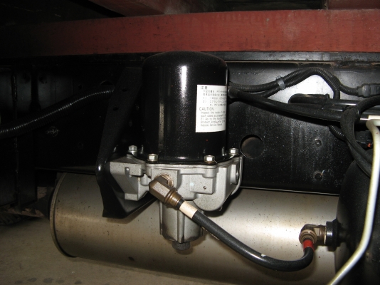 ขาย 6 ล้อ ฮีโน่เมก้า 150 แรง  4.30 ม. ปี 2009 สภาพดี เครื่องแน่น คัสซีสวย พร้อมใช้งาน ชมรถก่อนได้ครับ สนใจติดต่อได้ที่  081-9425443