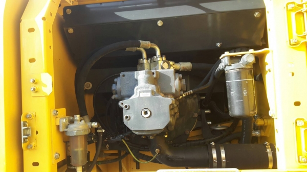 ขายด่วน!! Komatsu PC200-7 ไมล์ชั่วโมง 9000 สภาพสวยมากค่ะ