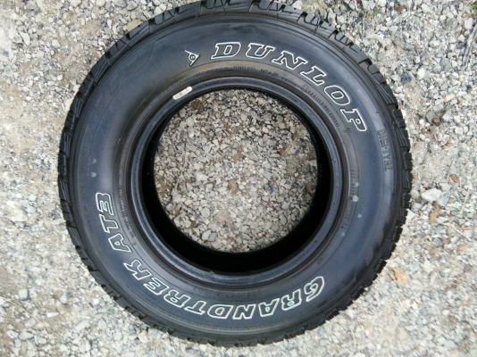 ขายยาง 225/70R15 DUNLOP AT/3  ปี15 ดอกยางหนาสวยสดไม่มีปะจำนวน 1 ชุด
