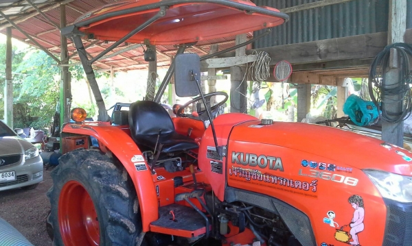 ขายคูโบต้า 36 แรง ปลายปี 52 อุปกรณ์ 3 ชิ้น  เอกสารพร้อมโอน ราคา 265000 บาท รถบ้านสภาพเดิมๆ