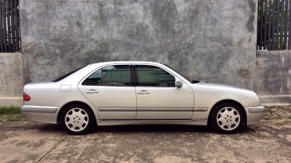 BENZ E200 2001