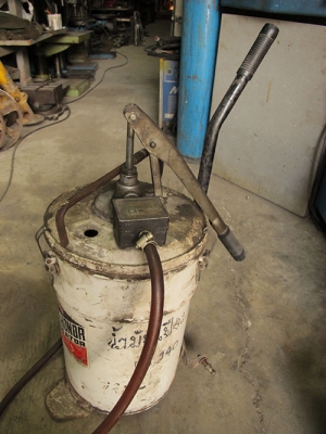 ขายถังปั๊มน้ำมันมือโยก (ไม่มีล้อต้องหาใส่เอง) ขายถังปั๊มน้ำมันมือโยก (ไม่มีล้อต้องหาใส่เอง)