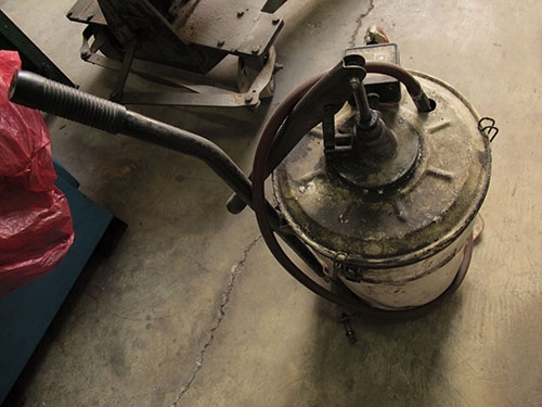 ขายถังปั๊มน้ำมันมือโยก (ไม่มีล้อต้องหาใส่เอง) ขายถังปั๊มน้ำมันมือโยก (ไม่มีล้อต้องหาใส่เอง)