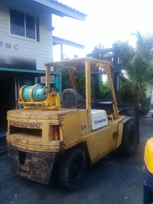 +++ ขายโฟล์คลิฟท์  KOMATSU FG45  ขนาด  4.5  ตัน   (รถนอก นำเข้า)   เครื่องยนต์เบนซิน แก๊ส   เสา 4  เมตร  งา 1,200  มม.  เกียร์ธรรมดา  ล้อหน้าคู่  ยางตันครับ