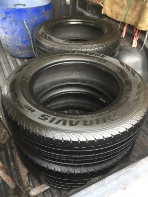 ยาง Bridgestone 215 70 15 ปี16 ดอกเต็ม ไม่มีปะ ใช้ยาว ราคาไม่แพง
