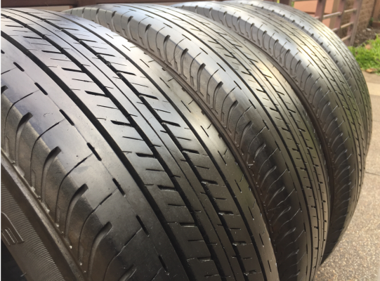 ยาง Bridgestone 215 70 15 ปี16 ดอกเต็ม ไม่มีปะ ใช้ยาว ราคาไม่แพง