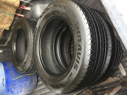 ยาง Bridgestone 215 70 15 ปี16 ดอกเต็ม ไม่มีปะ ใช้ยาว ราคาไม่แพง