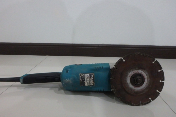 เจียร 7 นิ้ว Makita รุ่น GA7020 2200w มีใบ และมือจับ ของแท้ สภาพดี พร้อมใช้งาน เจียร 7 นิ้ว Makita รุ่น GA7020 2200w มีใบ และมือจับ ของแท้ สภาพดี พร้อมใช้งาน