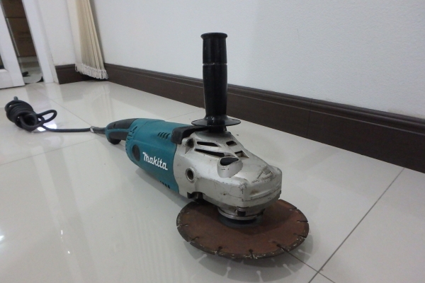 เจียร 7 นิ้ว Makita รุ่น GA7020 2200w มีใบ และมือจับ ของแท้ สภาพดี พร้อมใช้งาน เจียร 7 นิ้ว Makita รุ่น GA7020 2200w มีใบ และมือจับ ของแท้ สภาพดี พร้อมใช้งาน