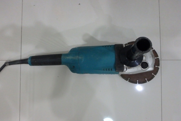 เจียร 7 นิ้ว Makita รุ่น GA7020 2200w มีใบ และมือจับ ของแท้ สภาพดี พร้อมใช้งาน เจียร 7 นิ้ว Makita รุ่น GA7020 2200w มีใบ และมือจับ ของแท้ สภาพดี พร้อมใช้งาน