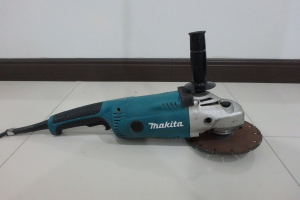 เจียร 7 นิ้ว Makita รุ่น GA7020 2200w มีใบ และมือจับ ของแท้ สภาพดี พร้อมใช้งาน เจียร 7 นิ้ว Makita รุ่น GA7020 2200w มีใบ และมือจับ ของแท้ สภาพดี พร้อมใช้งาน