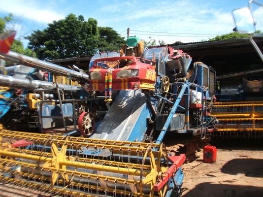 ขายรถเกี่ยวข้าวไทเส็ง เดี่ยวทรนงปี 48 อุ้ม 2.5 ตัน ตัวเดิน 12HT ปั้้มไดกิ๊นส์เบอร์ 23 เครื่องอีซูซุ 210 แรงม้า