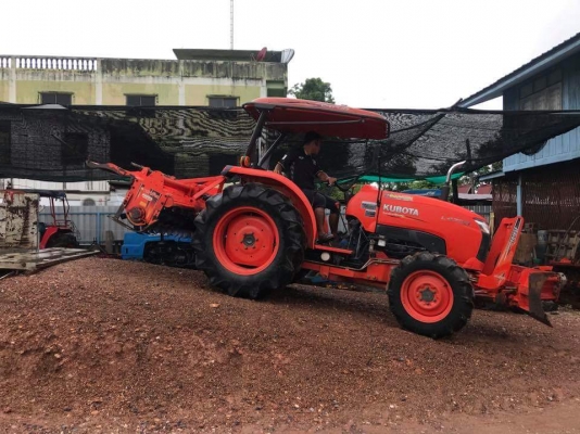 สินค้าเข้าใหม่ #ขายรถแทรกเตอร์มือสอง #คูโบต้าL4708 ปี56 ราคา 395,000 บ. รถไร่ สภาพดี พร้อมใช้งาน  สีเดิมๆ จากโรงงาน ใบมีดคานล่างพร้อมผานพรวน 6&times;24 ยางหน้าใหม่1คู่