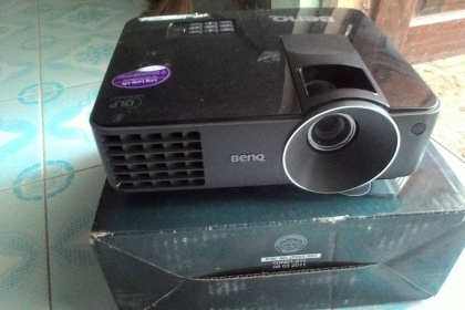 เครื่องฉาย โปรเจคเตอร์ หลอดภาพเสีย ยีห้อ BENQ พร้อมรีโมร ขายตามสภาพ ราคา 2500 บาท คับ สอบถามเพิ่ม 09