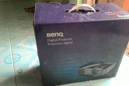 เครื่องฉาย โปรเจคเตอร์ หลอดภาพเสีย ยีห้อ BENQ พร้อมรีโมร ขายตามสภาพ ราคา 2500 บาท คับ สอบถามเพิ่ม 09