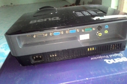 เครื่องฉาย โปรเจคเตอร์ หลอดภาพเสีย ยีห้อ BENQ พร้อมรีโมร ขายตามสภาพ ราคา 2500 บาท คับ สอบถามเพิ่ม 09