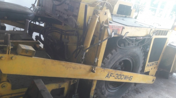 ขายด่วน รถปูยาง hanta wa300 wha. เก่านอก ใช้งาน มาไม่มาก สภาพพร้อมใช้  ขาย390000