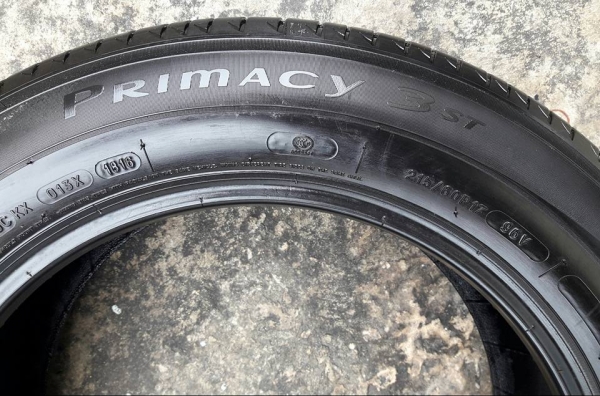 ยางมือสอง MICHELIN รุ่น PRIMACY.3ST 215 60R17 สัปดาห์ที่18 ปี2016 ลงพื้นจริงปลายปี2016 สภาพสวยมากๆไร